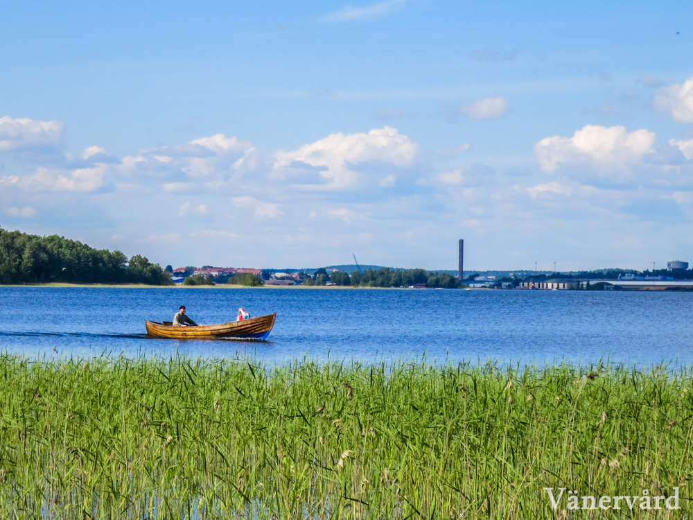 Hammarösjön med Karlstad i bakgrunden.