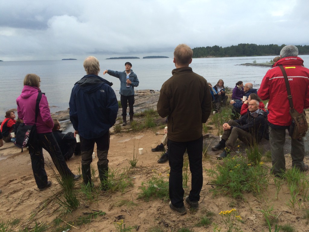 Naturguidning på Arnöns sandstränder, här vid Kvinnholms sand.