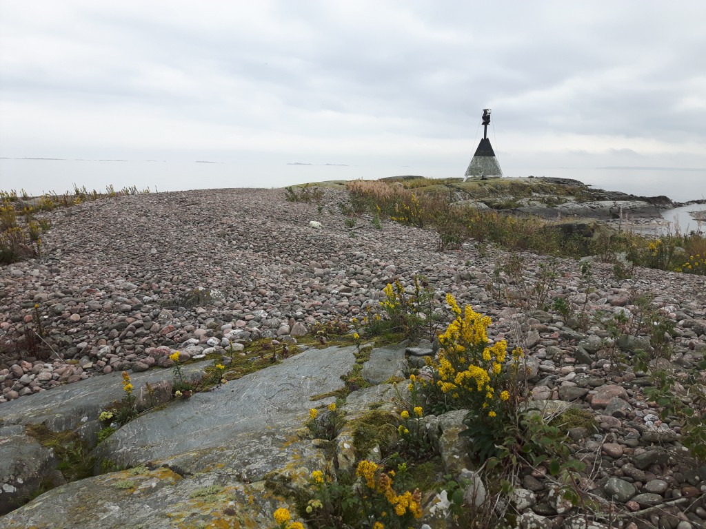Stenskär söder om Lurö. Ett passande namn. Vackra klapperstenstränder där de minsta stenarna låg högst upp. Välsorterat!
